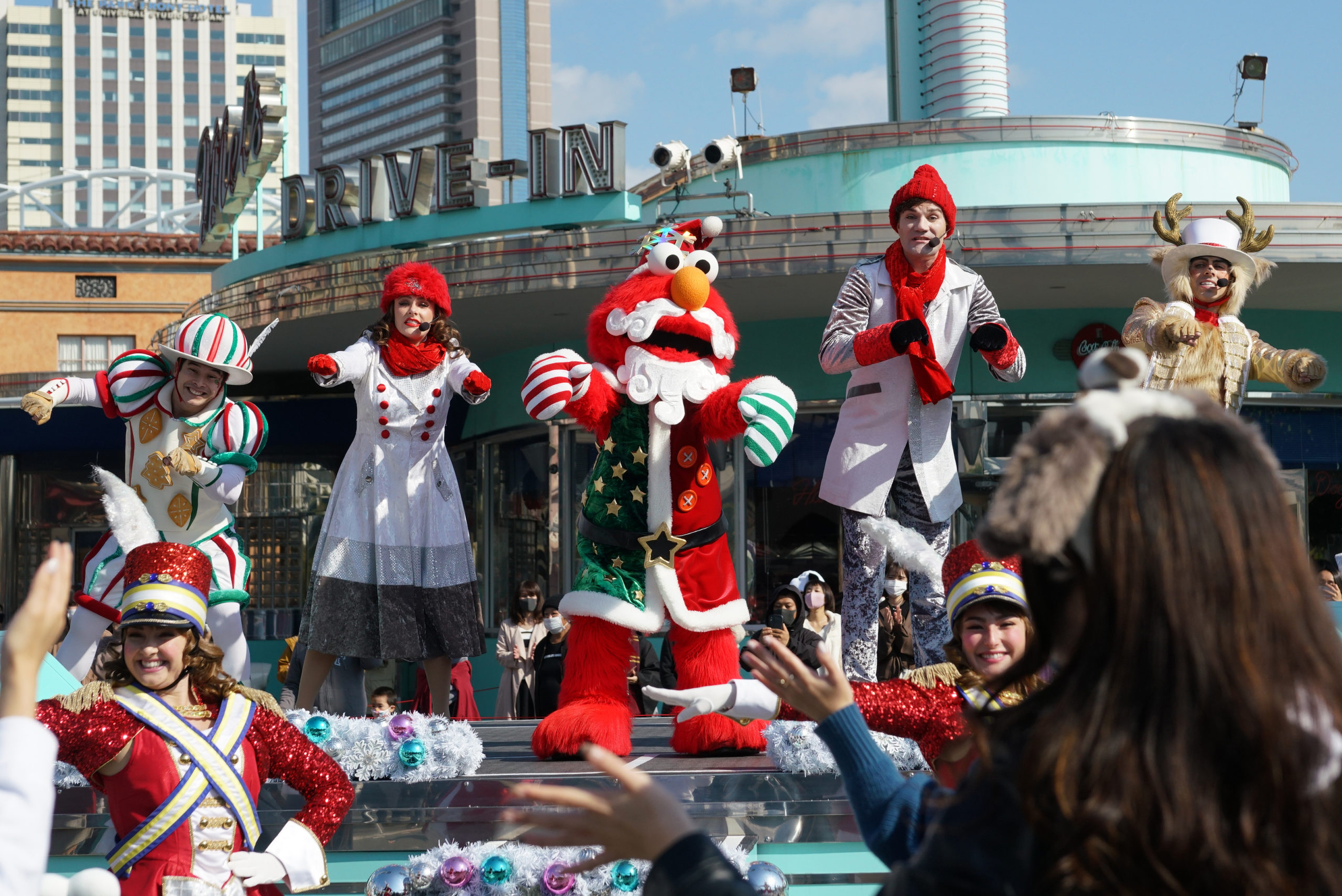 Usjのキャラクターがクリスマス衣装で大集合 一緒に踊って楽しむ ハッピー クリスマス ストリート パーティー あとなびマガジン