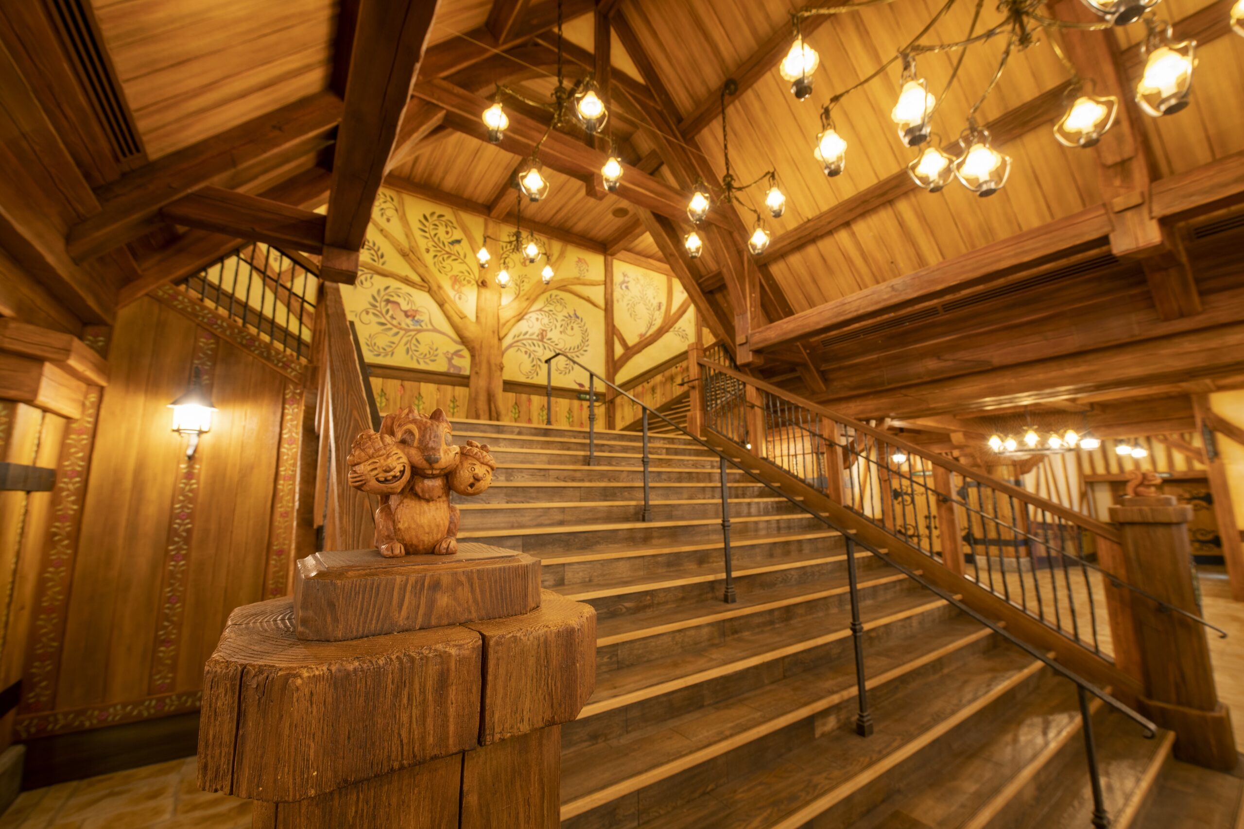 東京ディズニーランド最大の屋内シアター ファンタジーランド フォレストシアター がオープン あとなびマガジン