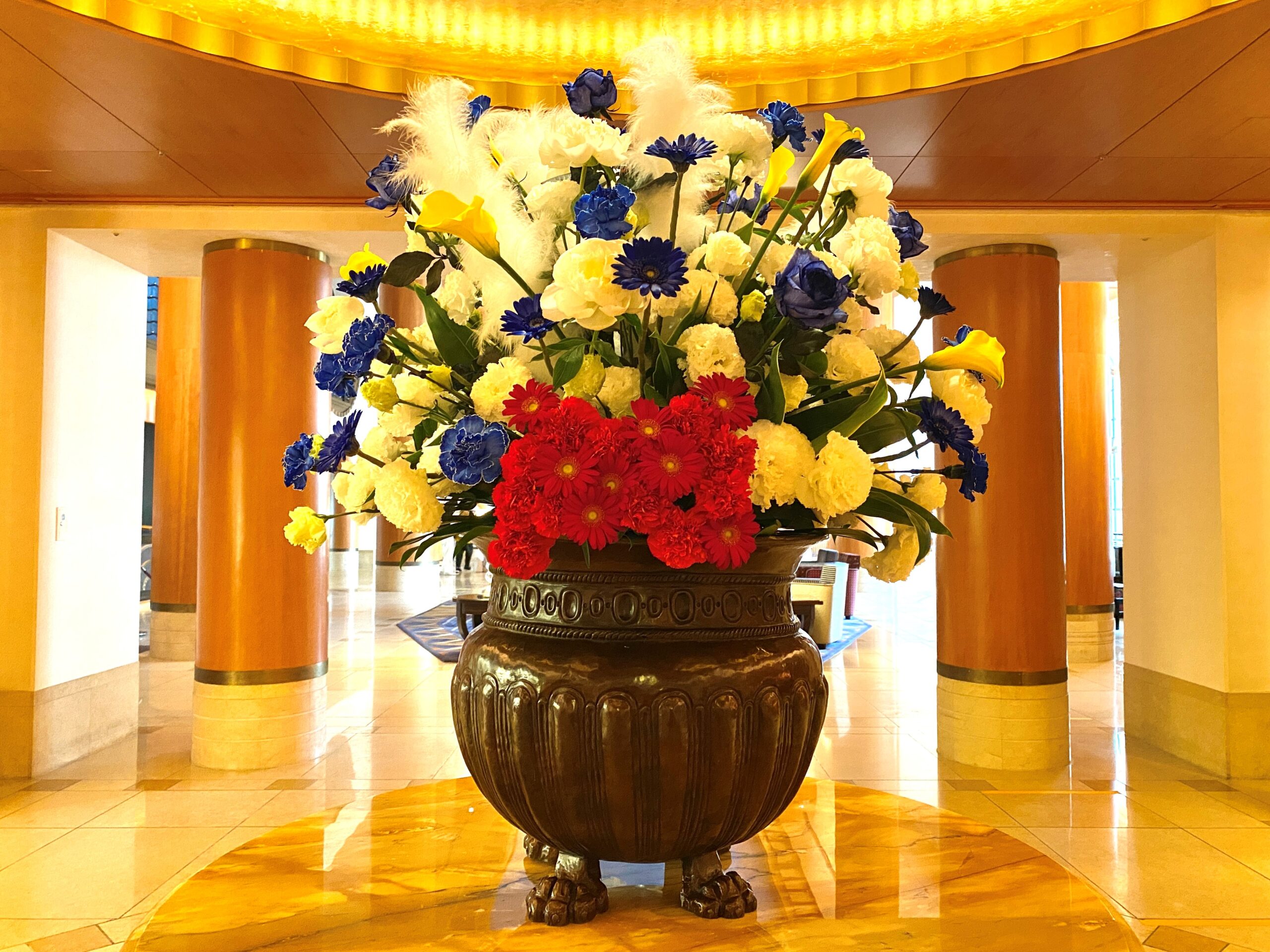 ドナルドの誕生日をディズニーアンバサダーホテルがお花でお祝い あとなびマガジン