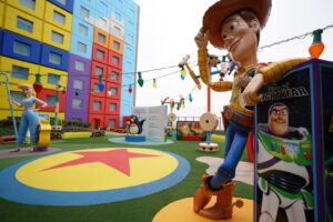 ホテル宿泊者専用 トイ・ストーリーのキャラクターと遊べる「スリンキー・ドッグパーク」「トイフレンズ・スクエア」 東京ディズニーリゾート・トイ・ストーリーホテルに誕生