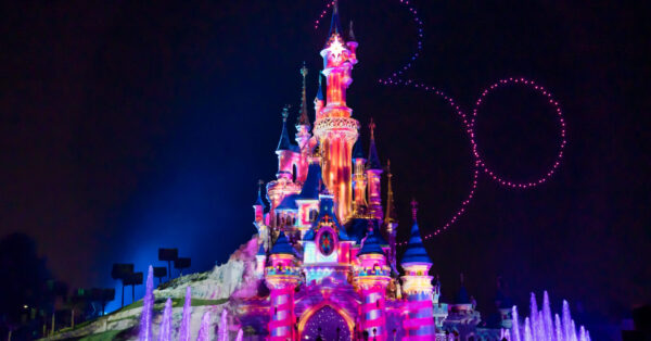 ディズニー初のドローンでディズニーランド・パリ30周年を輝かす