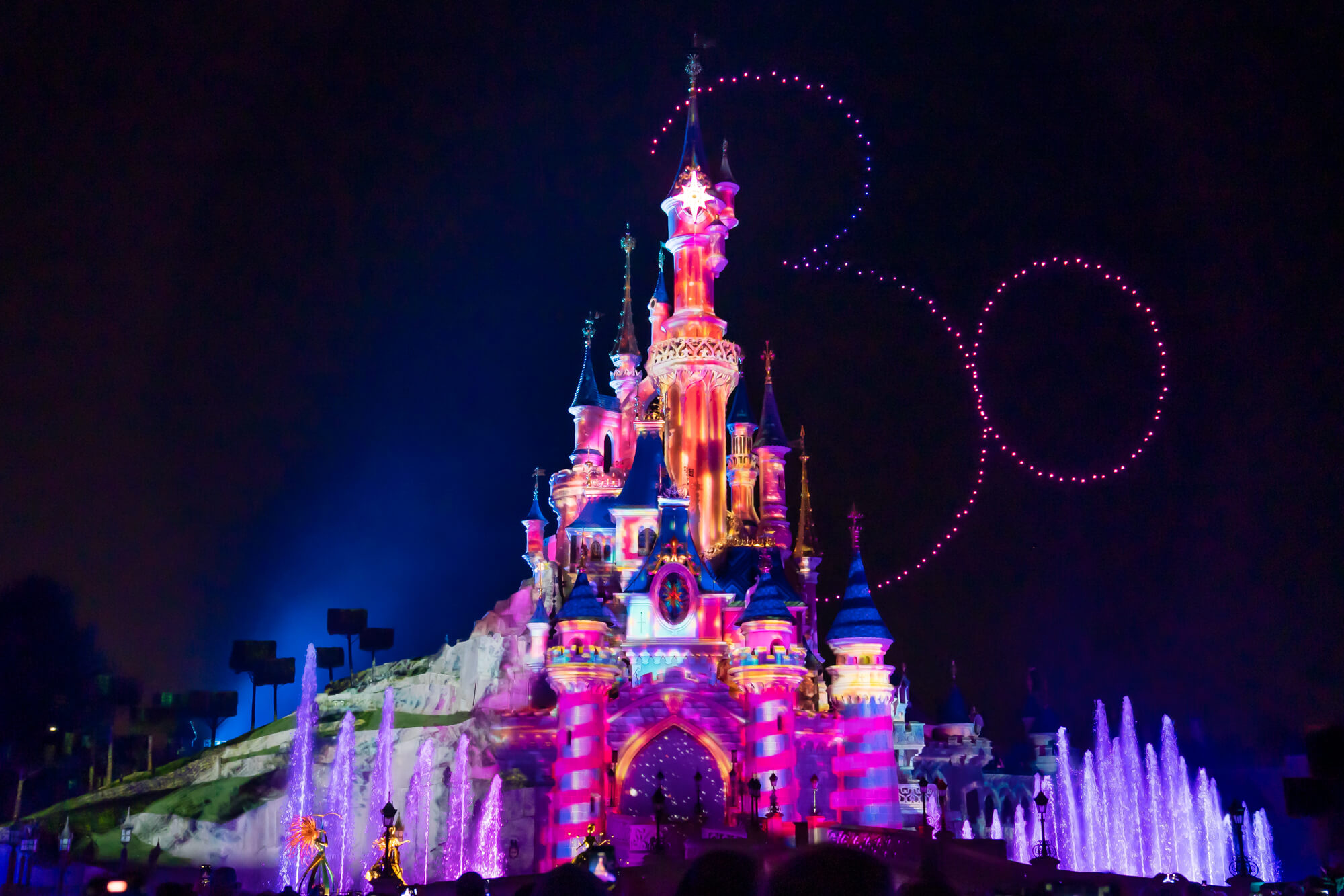 ディズニー初のドローンでディズニーランド パリ30周年を輝かす ディズニー D ライト あとなびマガジン