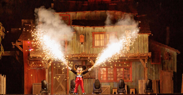 ディズニーランド「ファンタズミック！」2年ぶりに公演再開｜あとなび