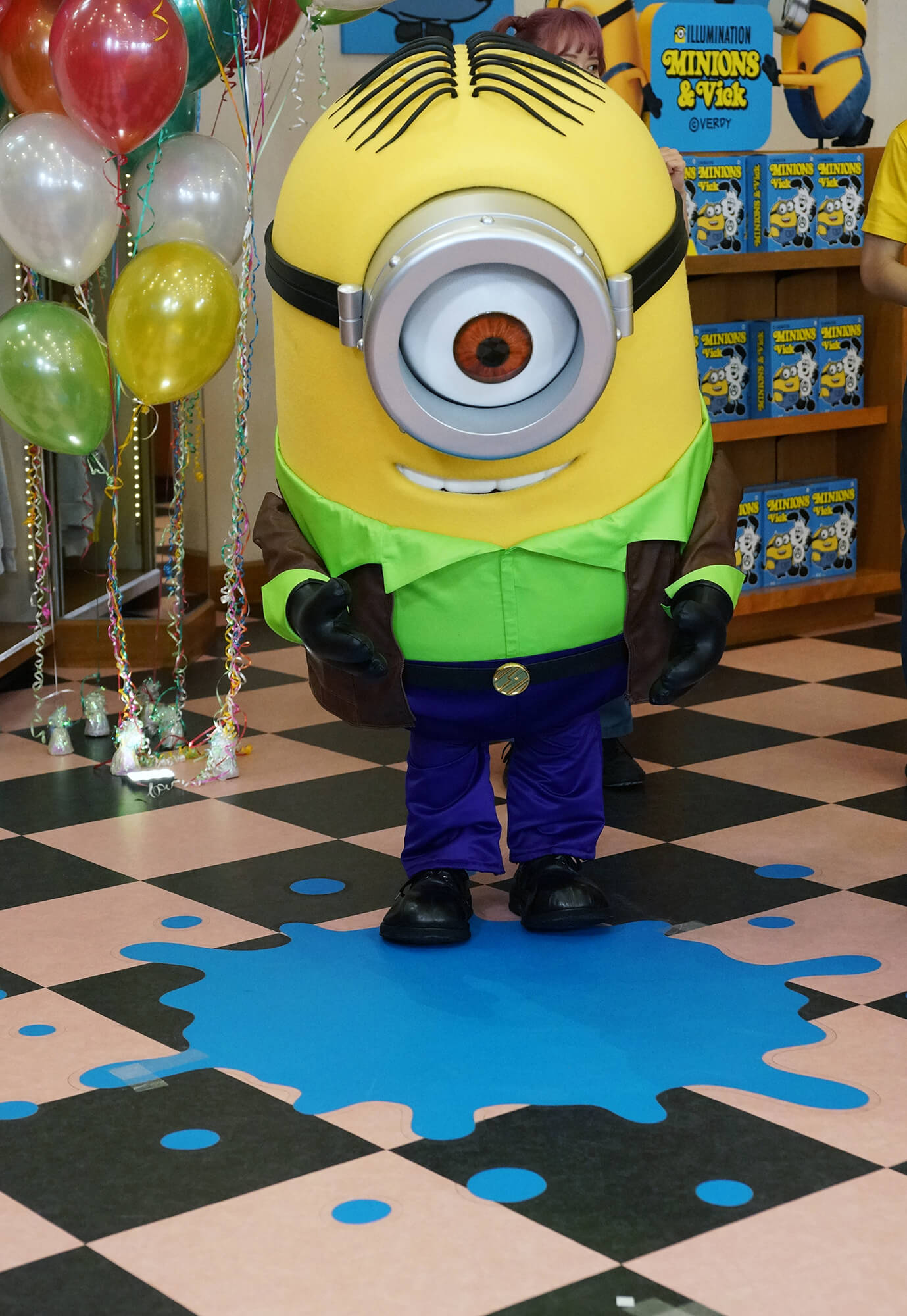 【写真】Vickがライブキャラで初登場 ミニオンとUSJポップアップショップ開店をお祝い｜あとなびマガジン