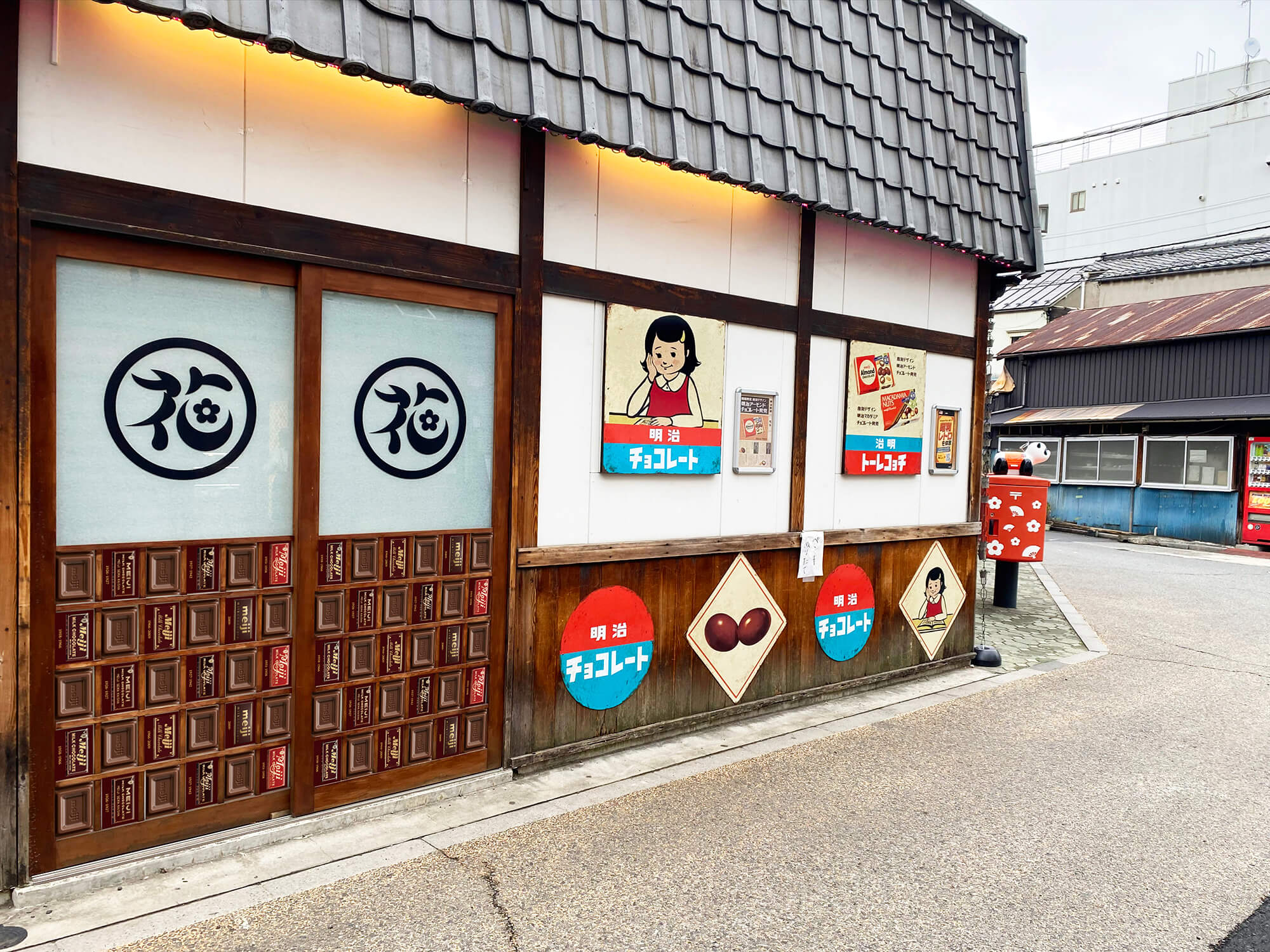 花やしき×明治 復刻版パッケージがフォトスポットになって登場