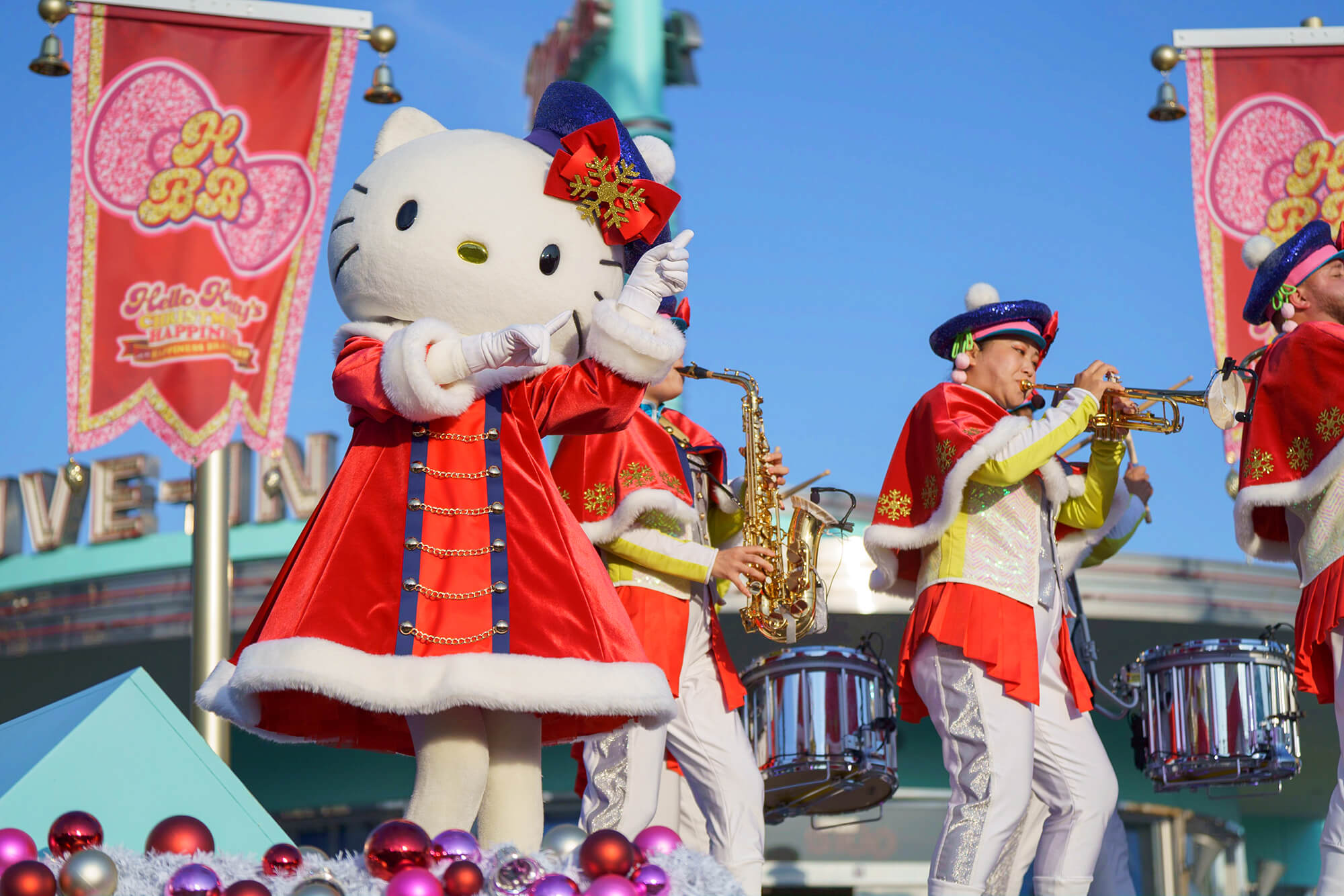 USJクリスマス唯一のショー キティがクリスマスソングを歌う「ハピネス