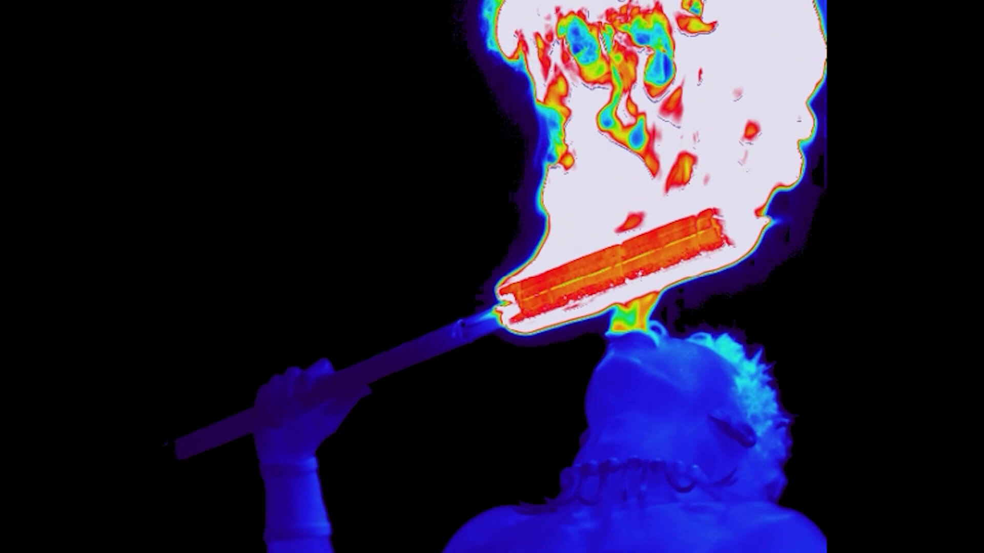 ハワイアンズ、ファイヤーナイフダンスの炎演技を