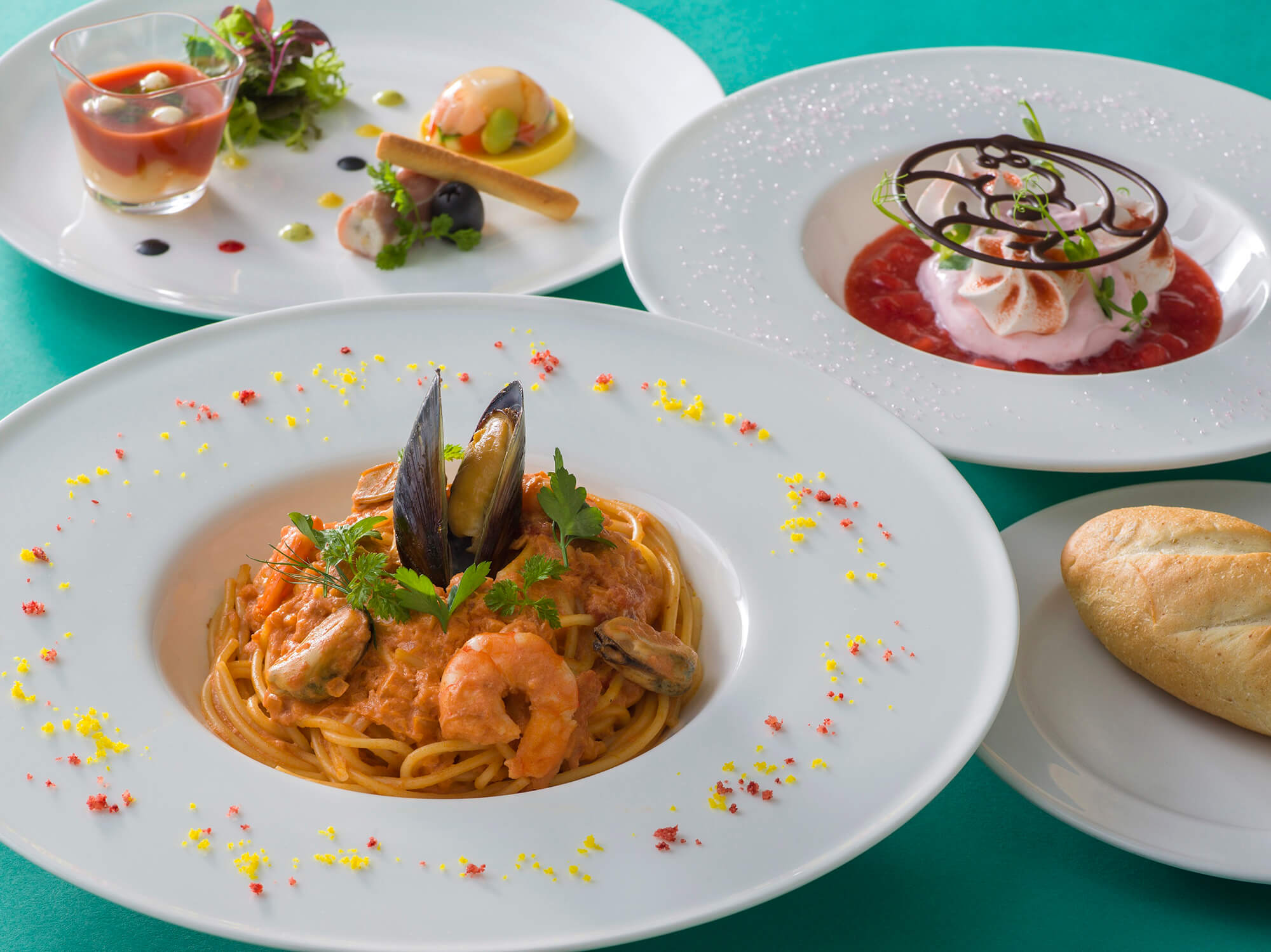 東京ディズニーランド「イーストサイド・カフェ」40周年セット シェフ初めてのアニバーサリーメニューへの想い｜あとなびマガジン