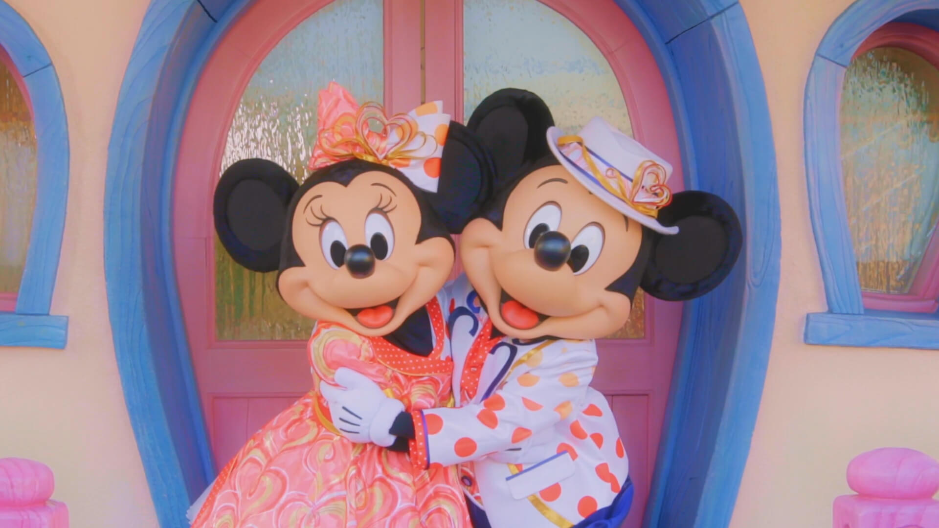 ミッキーがミニーに「ミニーの日」のサプライズ ゲストの写真を