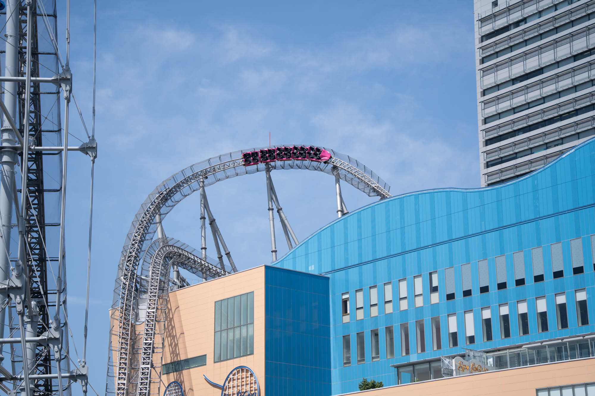 TDCA「サンダードルフィン」初リニューアル 新車両でカラー・座席を一新｜あとなびマガジン