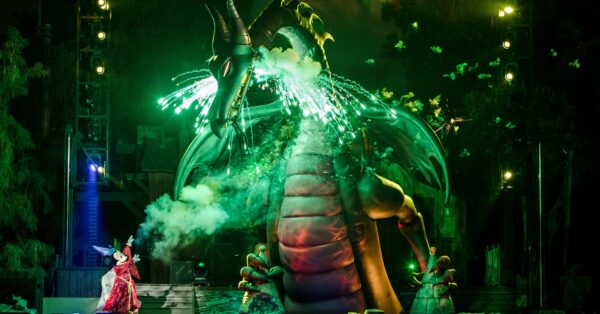 ディズニーランド「ファンタズミック！」ドラゴンが炎上する事故が発生