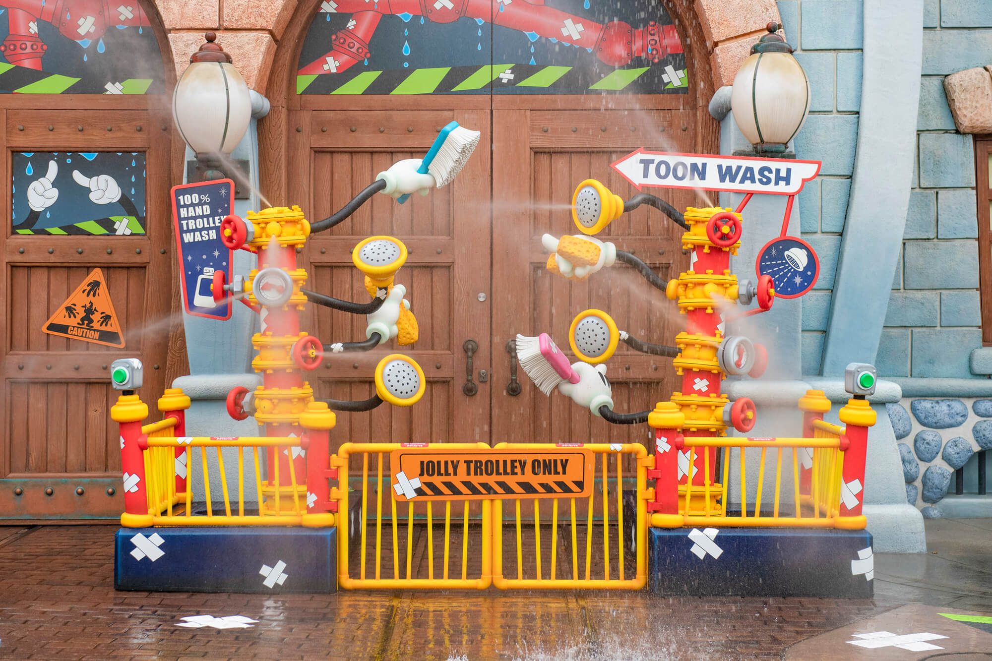 【写真】グーフィーがトゥーンタウンをびしょ濡れに TDR40周年の水かけアトラクション＆エリアが登場｜あとなびマガジン