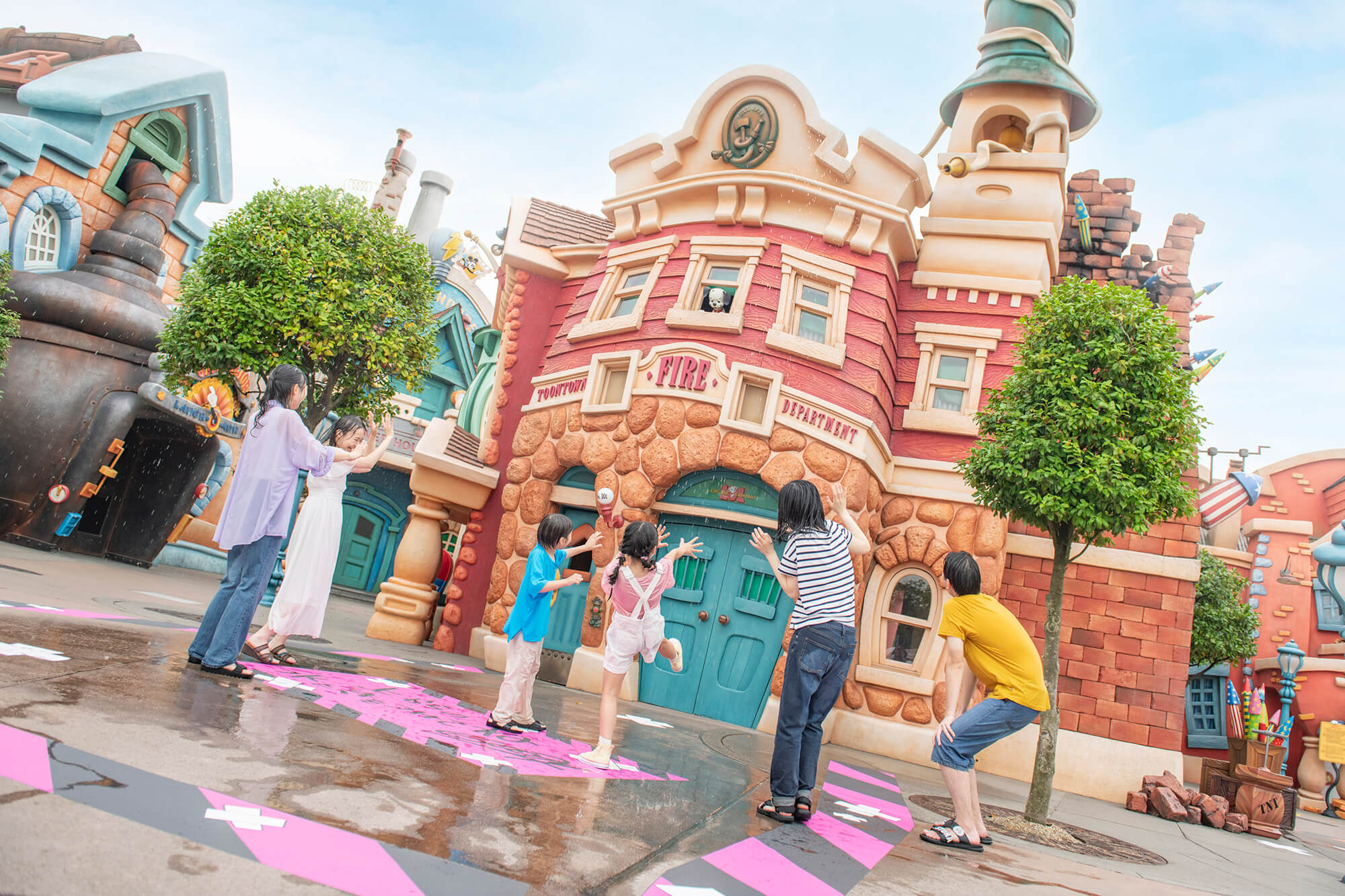 【写真】グーフィーがトゥーンタウンをびしょ濡れに TDR40周年の水かけアトラクション＆エリアが登場｜あとなびマガジン