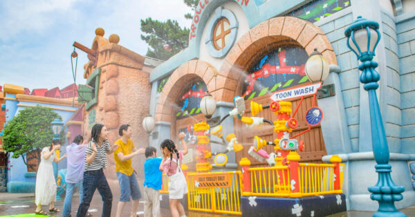 グーフィーがトゥーンタウンをびしょ濡れに TDR40周年の水かけ