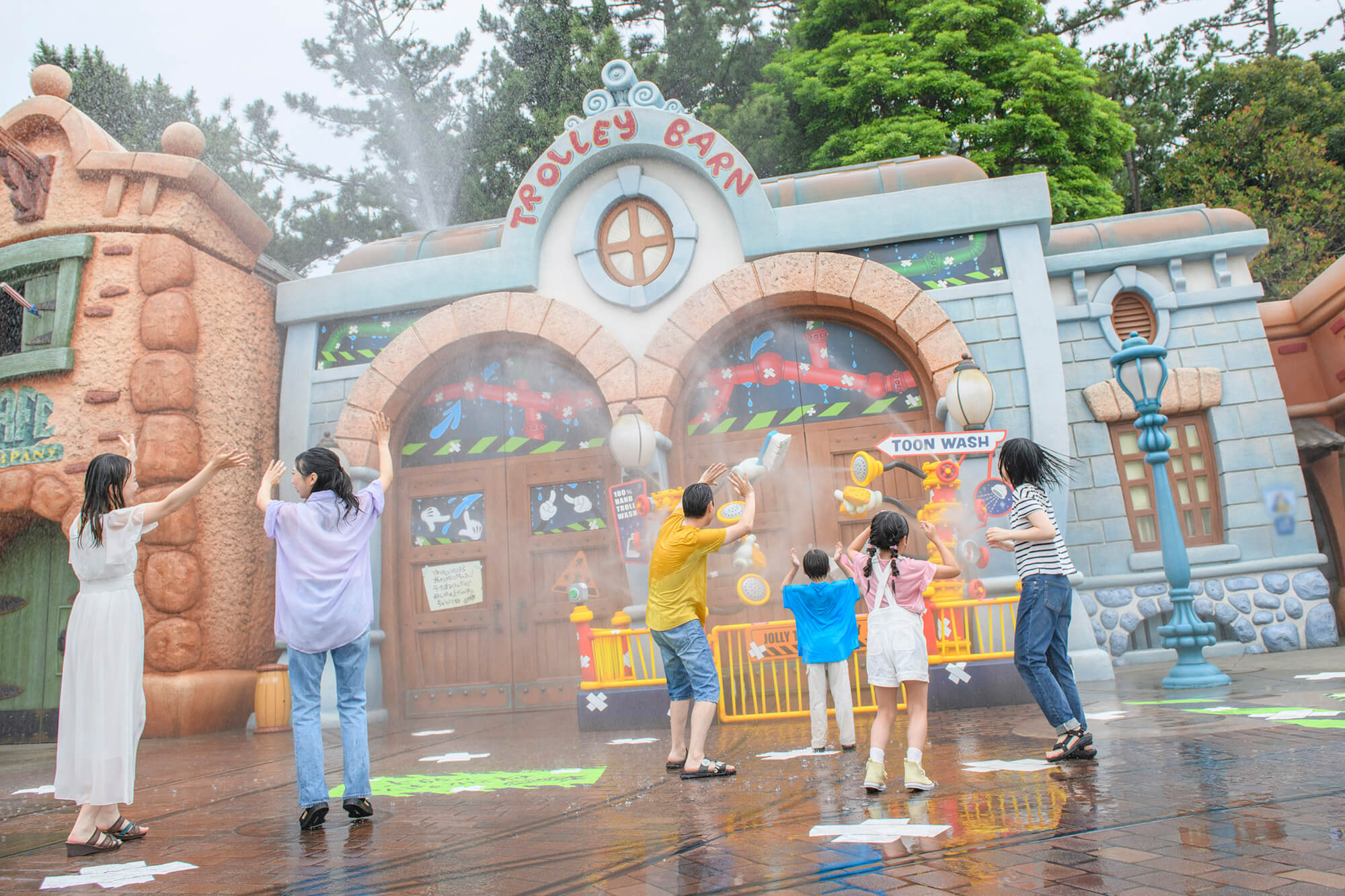 【写真】グーフィーがトゥーンタウンをびしょ濡れに TDR40周年の水かけアトラクション＆エリアが登場｜あとなびマガジン