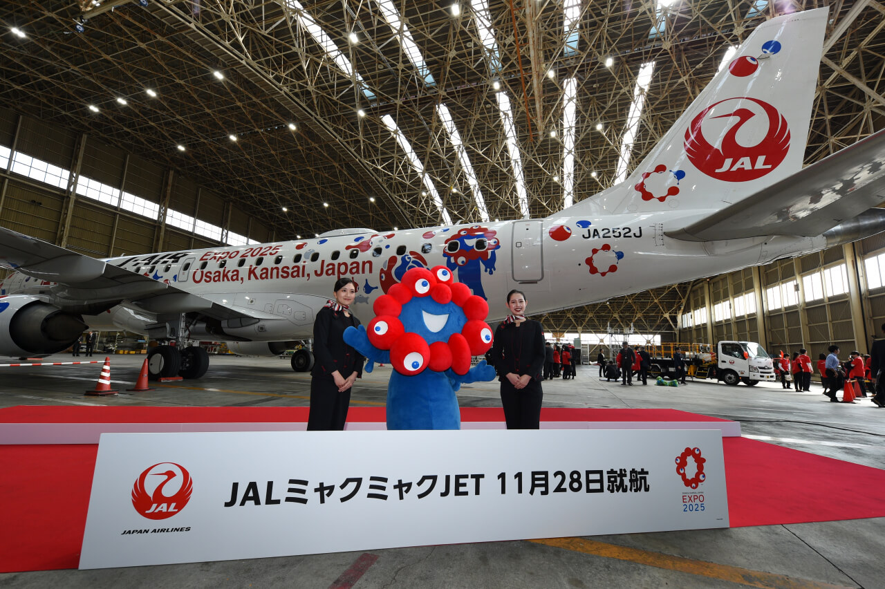 JAL ミャクミャクJET」就航 ミャクミャクも登場し初便をお見送り｜あと