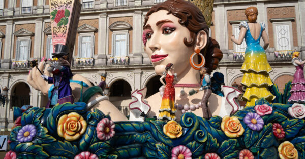 【写真】パルケエスパーニャ30周年の新たな旅へ 10年ぶりの新パレード「“ブエン ビアヘ”」スタート｜あとなびマガジン