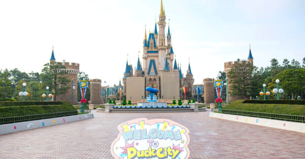 ゴミ箱もマンホールもドナルドに シンデレラ城前「ドナルドの