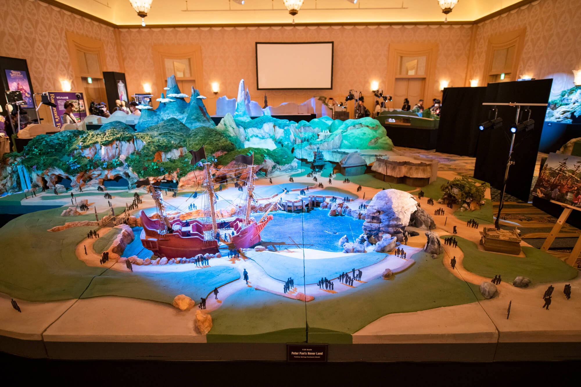 東京ディズニーシー誕生から新エリアまで貴重な写真と模型を披露
