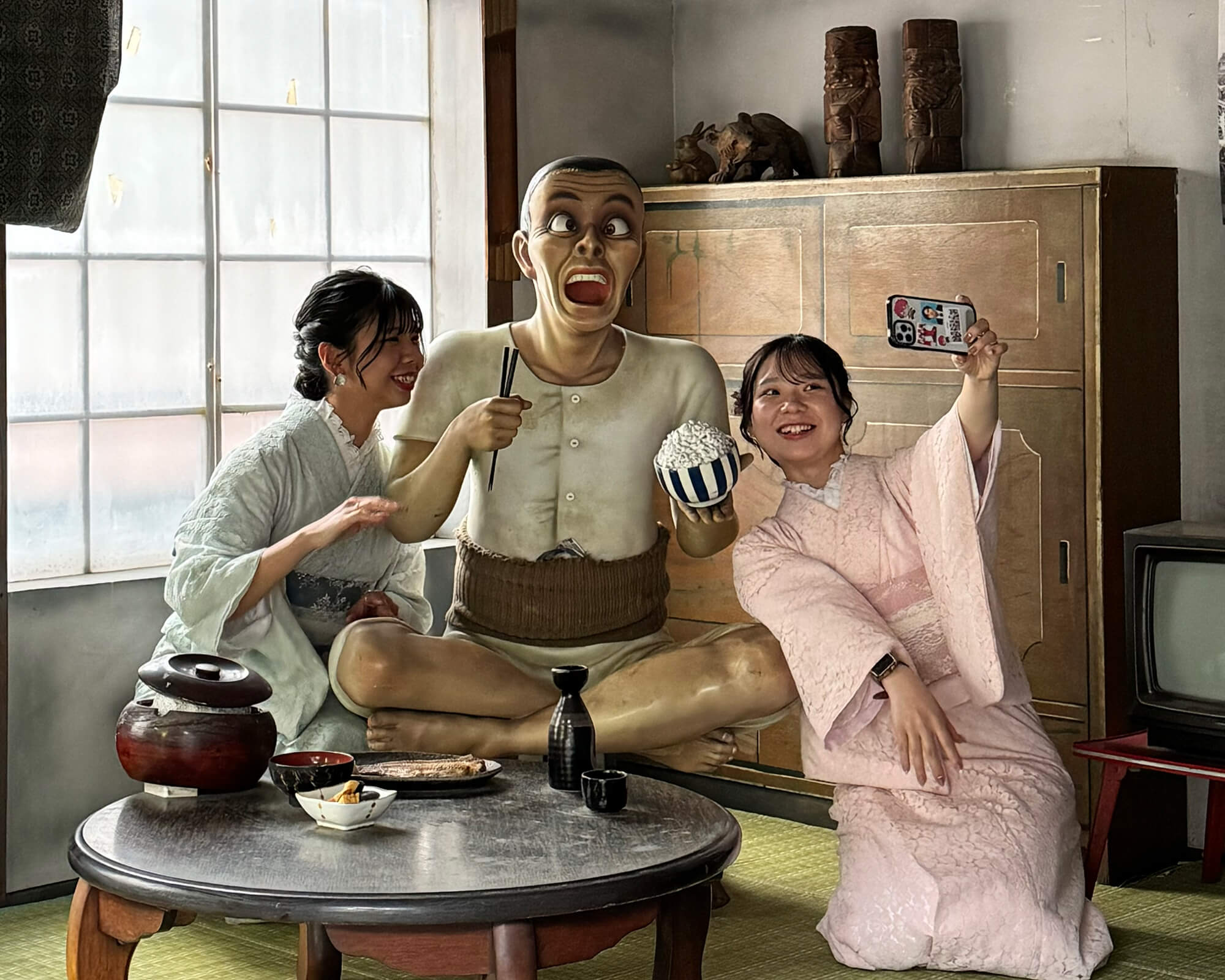 花やしき「ローラーコースター」コース内に入って記念撮影 お茶の間