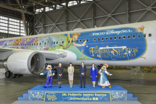 JAL格納庫にミッキー＆ミニーが登場 ファンタジースプリングス特別塗装