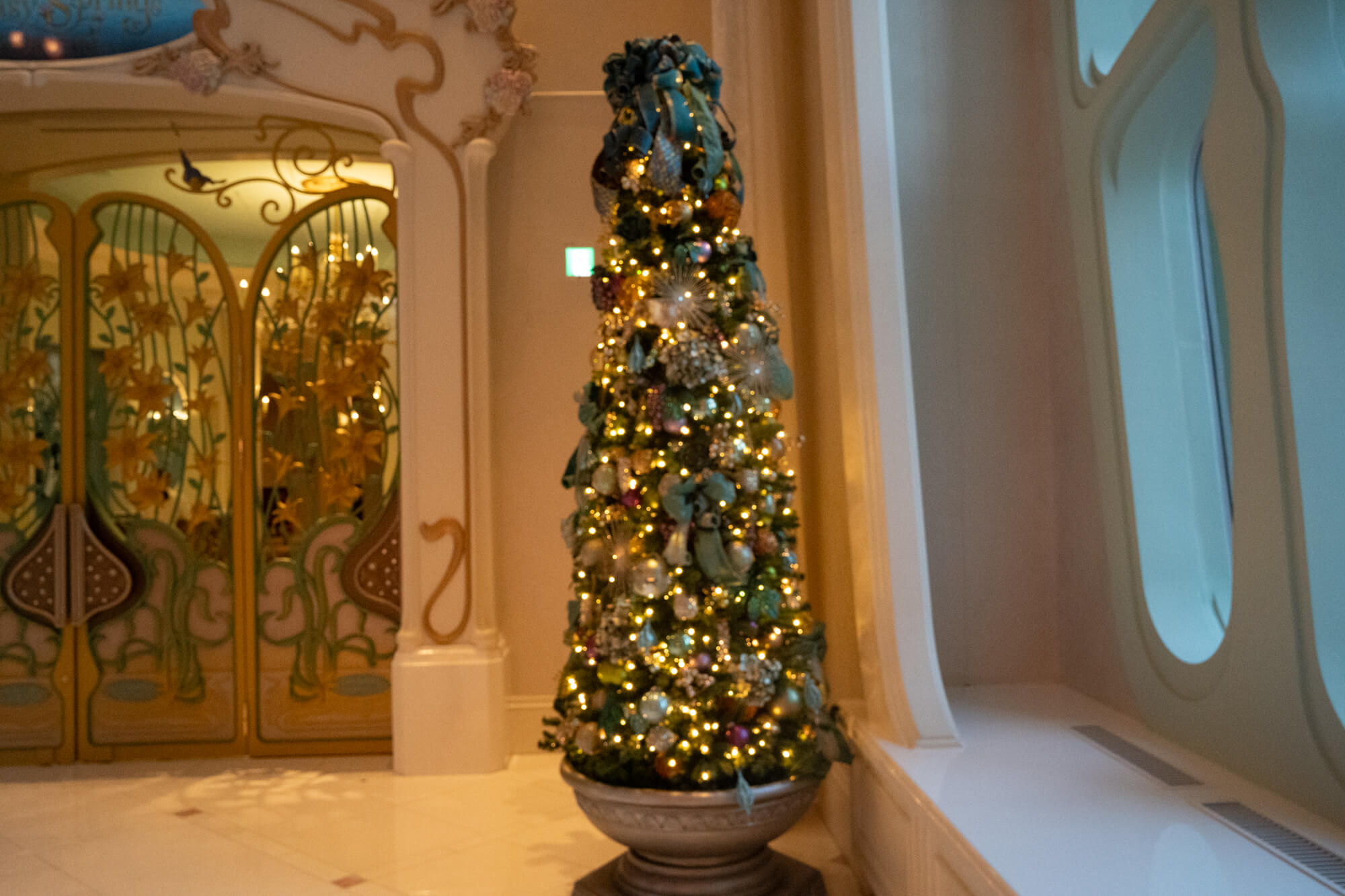 ファンタジースプリングス・ホテルに初めてのクリスマス 6つのディズニーホテルでクリスマスツリーが登場｜あとなびマガジン