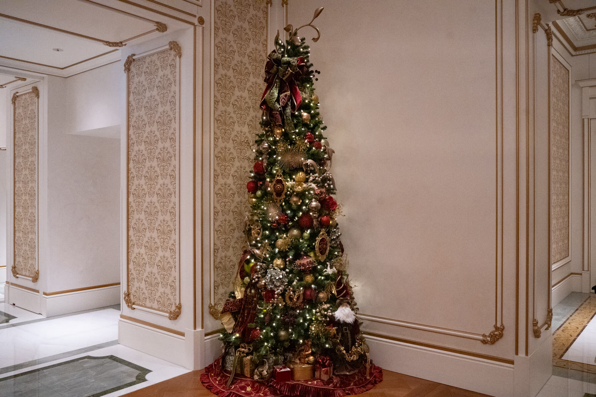 ファンタジースプリングス・ホテルに初めてのクリスマス 6つのディズニーホテルでクリスマスツリーが登場｜あとなびマガジン