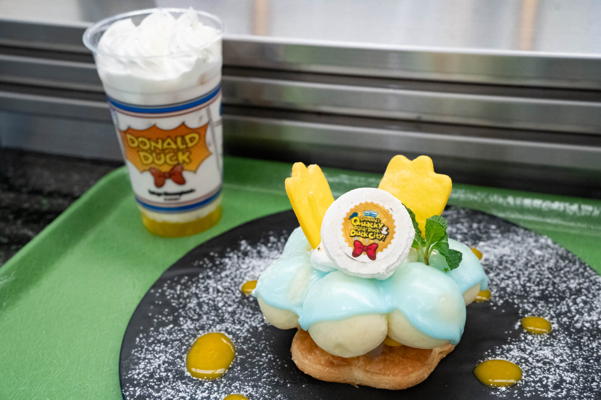 ドナルドが逆さになった甘いドーナツサンドウィッチ ディズニー