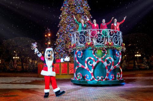 香港ディズニーランド20周年のクリスマス サンタグーフィーのドローン