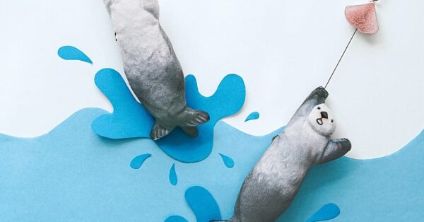 【鳥羽水族館】　元気にイカ耳ジャンプ　ラッコ　キーポーチ 元気にイカ耳ジャンプ！ラッコのキーポーチ〈キラちゃん〉｜YOU+MORE