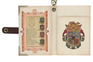 東京ディズニーシー「S.E.A.」紋章パスケースが25周年グッズで発売