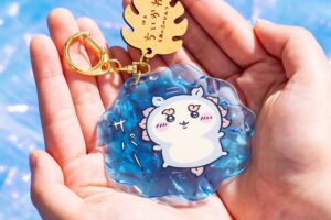 ちいかわ カン付き 浮き彫り アクリル チャーム 夏休み 水面に浮かぶちいかわたちの夏アクキー「映画ちいかわ」グッズ発売